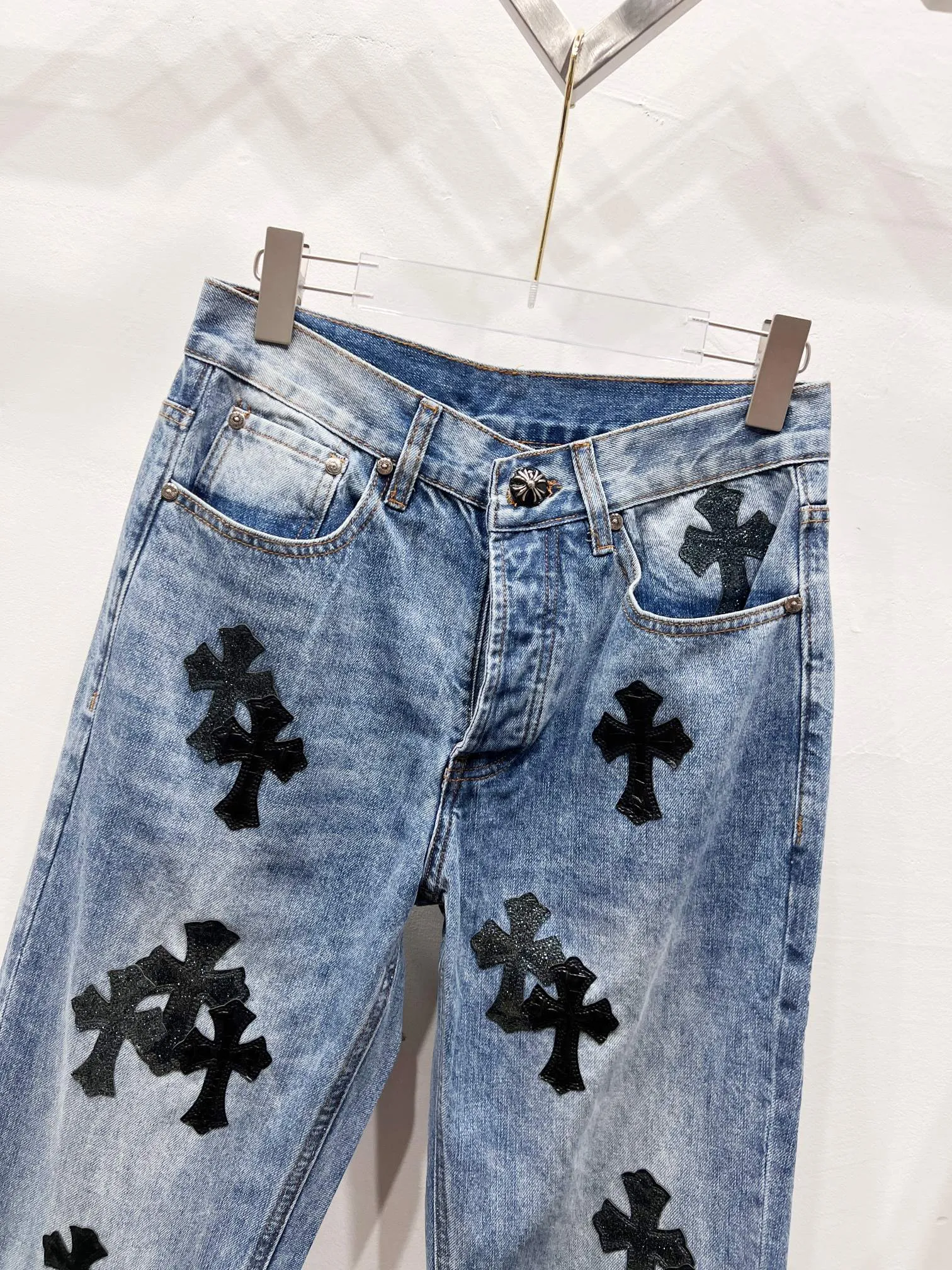 P280 Style No.: (r035) Chrome Hearts & Chrome Hearts Blue Bull Starry Sky Patchwork Leather Cross Jeans - Using starry sky theme patchwork leather elements, mostly presented in the shape of a cross. There is glitter on the surface of the leather, which is dazzling under the light. The unique design has simple and elegant details, exquisite workmanship, the entire trousers are neatly routed, and the details are in place! It’s so cool that both men and women can easily control the genderless trend!  Color: blue Size: S-M-L-XL-XXL
